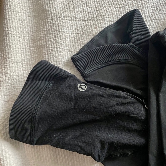 Lululemon crops, reflective & pockets 🍋 - Picture 2 of 5